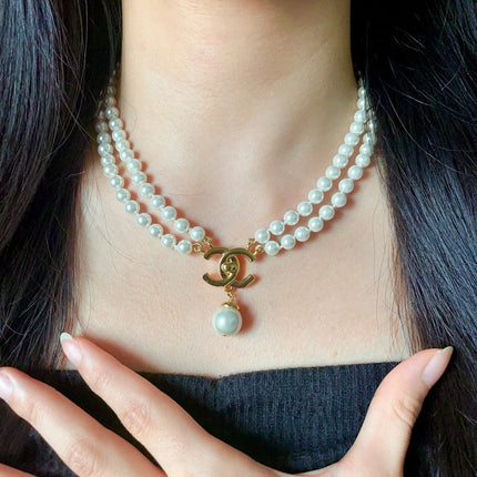 NECKLACE CC IN WHITE PEARL GOLD LOGO