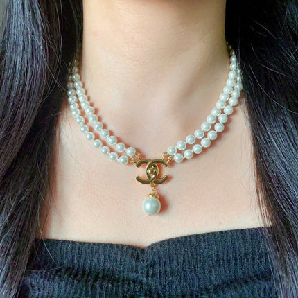 NECKLACE CC IN WHITE PEARL GOLD LOGO
