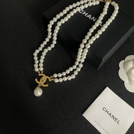 NECKLACE CC IN WHITE PEARL GOLD LOGO