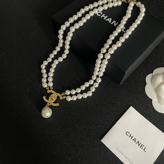 NECKLACE CC IN WHITE PEARL GOLD LOGO