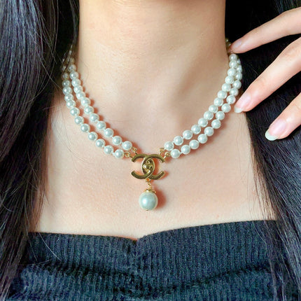 NECKLACE CC IN WHITE PEARL GOLD LOGO