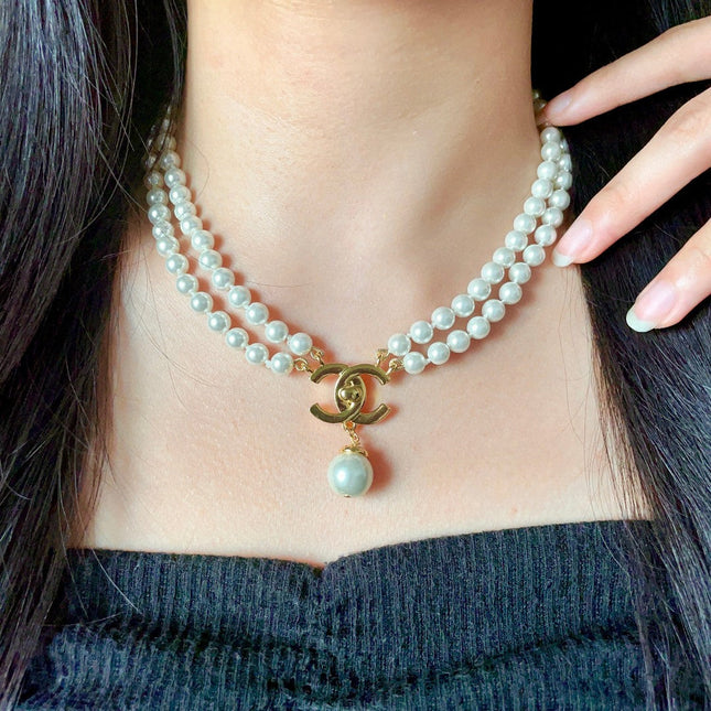 NECKLACE CC IN WHITE PEARL GOLD LOGO