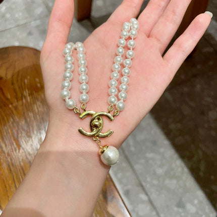 NECKLACE CC IN WHITE PEARL GOLD LOGO