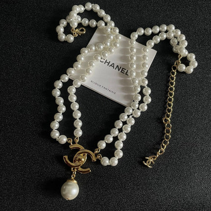 NECKLACE CC IN WHITE PEARL GOLD LOGO