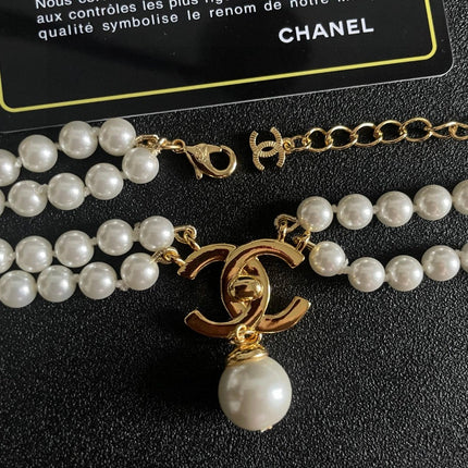 NECKLACE CC IN WHITE PEARL GOLD LOGO