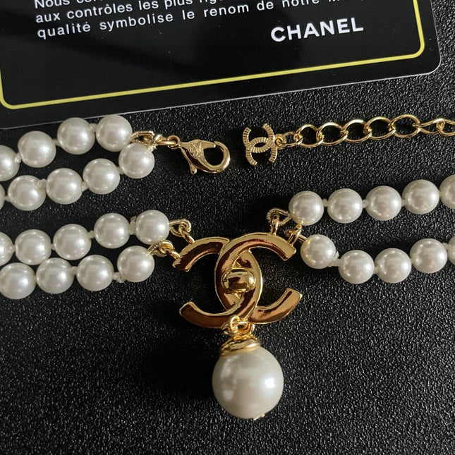 NECKLACE CC IN WHITE PEARL GOLD LOGO