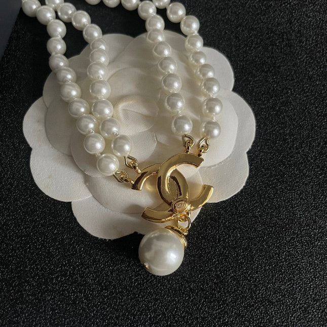 NECKLACE CC IN WHITE PEARL GOLD LOGO