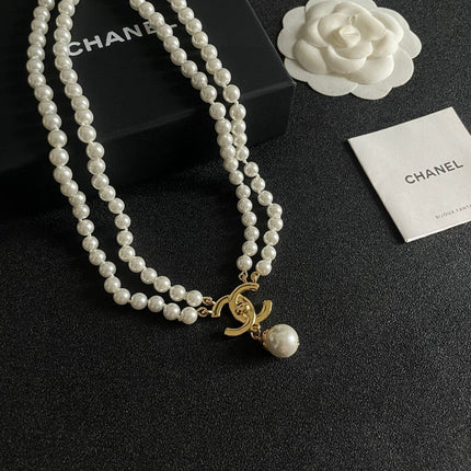 NECKLACE CC IN WHITE PEARL GOLD LOGO