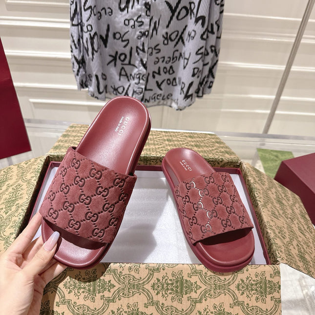 GG SLIDES IN RED SUEDE WITH EMBOSSED LOGO STYLE 3
