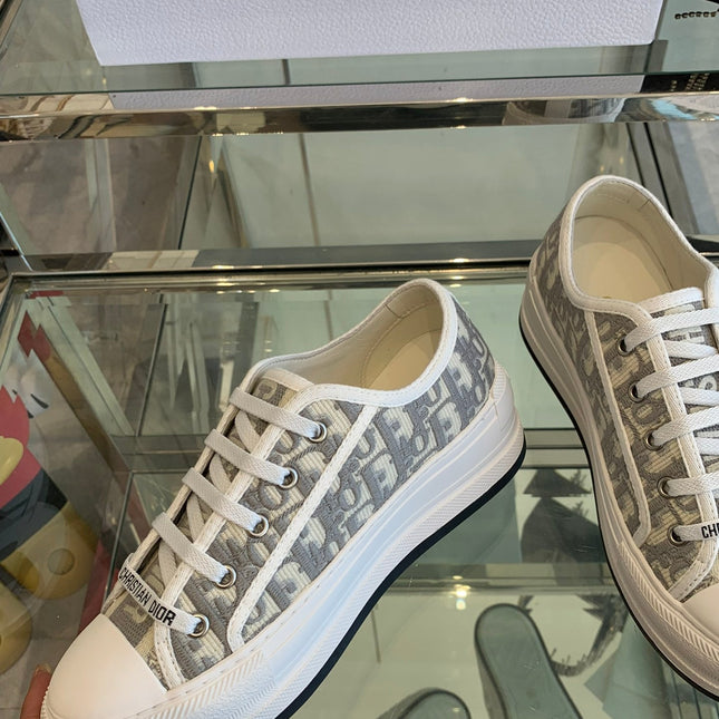 WALK'N PLATFORM SNEAKER IN DOLPHIN GRAY EMBROIDERY ICONIC PATTERNS FABRIC