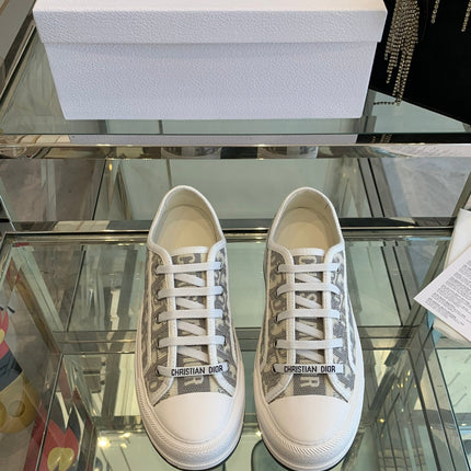 WALK'N PLATFORM SNEAKER IN DOLPHIN GRAY EMBROIDERY ICONIC PATTERNS FABRIC