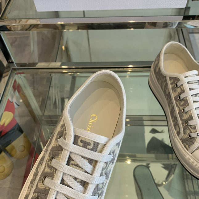 WALK'N PLATFORM SNEAKER IN DOLPHIN GRAY EMBROIDERY ICONIC PATTERNS FABRIC