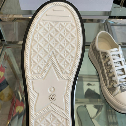 WALK'N PLATFORM SNEAKER IN DOLPHIN GRAY EMBROIDERY ICONIC PATTERNS FABRIC