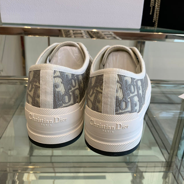 WALK'N PLATFORM SNEAKER IN DOLPHIN GRAY EMBROIDERY ICONIC PATTERNS FABRIC