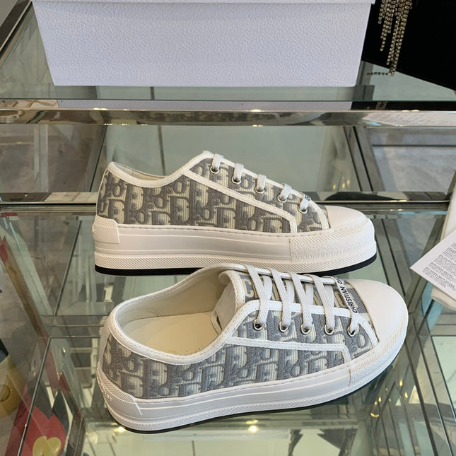 WALK'N PLATFORM SNEAKER IN DOLPHIN GRAY EMBROIDERY ICONIC PATTERNS FABRIC