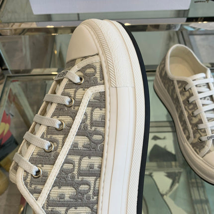 WALK'N PLATFORM SNEAKER IN DOLPHIN GRAY EMBROIDERY ICONIC PATTERNS FABRIC