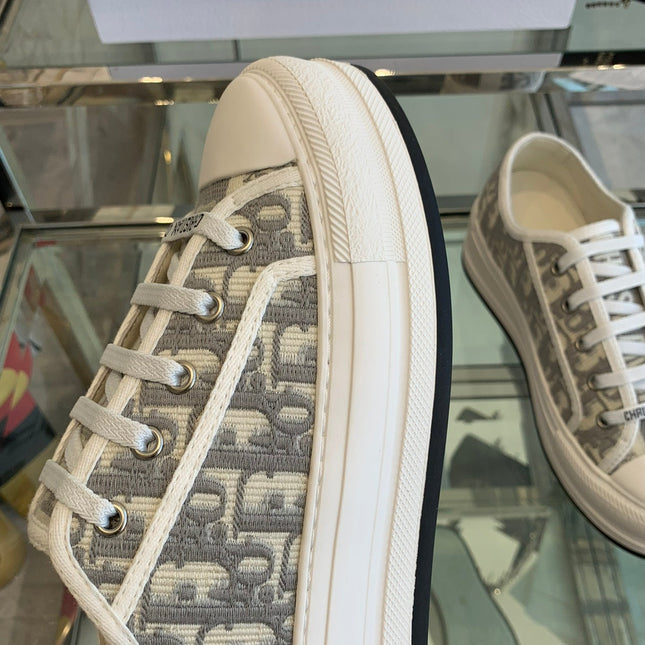 WALK'N PLATFORM SNEAKER IN DOLPHIN GRAY EMBROIDERY ICONIC PATTERNS FABRIC