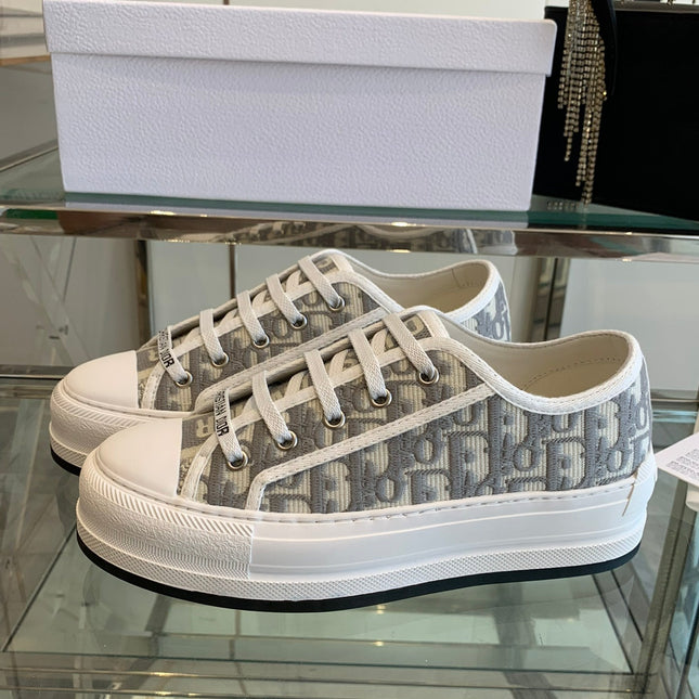 WALK'N PLATFORM SNEAKER IN DOLPHIN GRAY EMBROIDERY ICONIC PATTERNS FABRIC