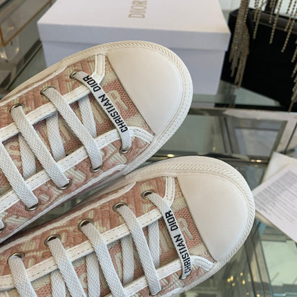 WALK'N PLATFORM SNEAKER IN IN LIGHT PINK EMBROIDERY ICONIC PATTERNS FABRIC