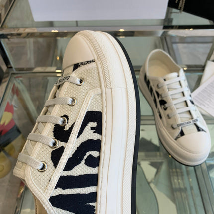 WALK'N PLATFORM SNEAKER IN WHITE AND BLACK EMBROIDERED COTTON