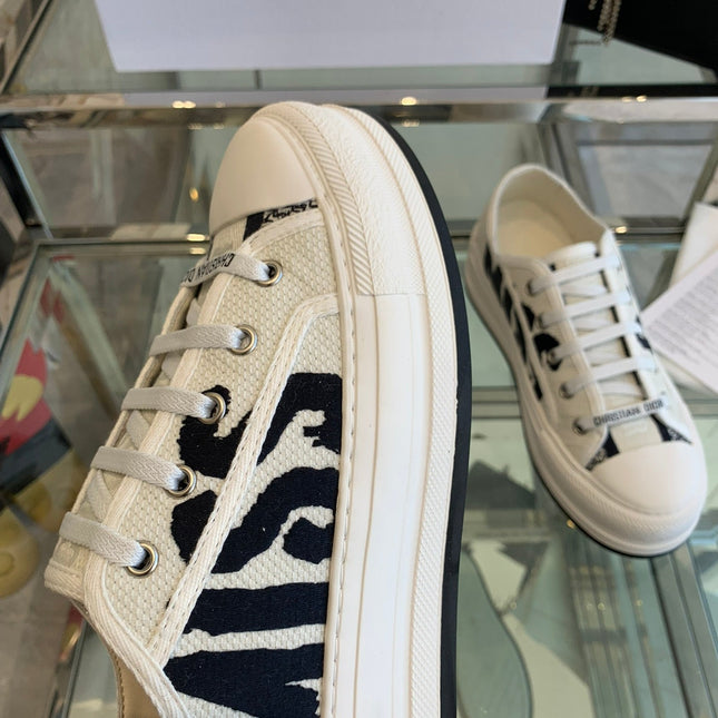 WALK'N PLATFORM SNEAKER IN WHITE AND BLACK EMBROIDERED COTTON