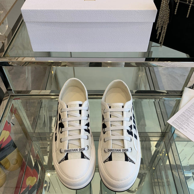 WALK'N PLATFORM SNEAKER IN WHITE AND BLACK EMBROIDERED COTTON