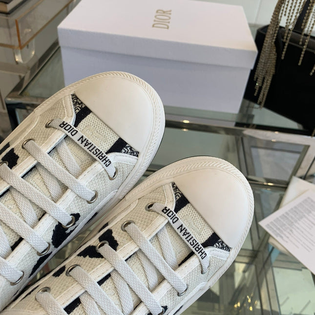 WALK'N PLATFORM SNEAKER IN WHITE AND BLACK EMBROIDERED COTTON