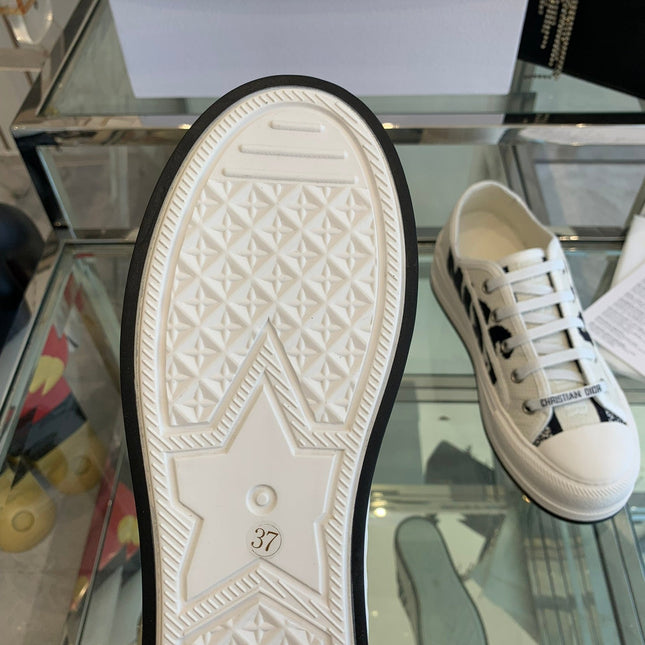 WALK'N PLATFORM SNEAKER IN WHITE AND BLACK EMBROIDERED COTTON