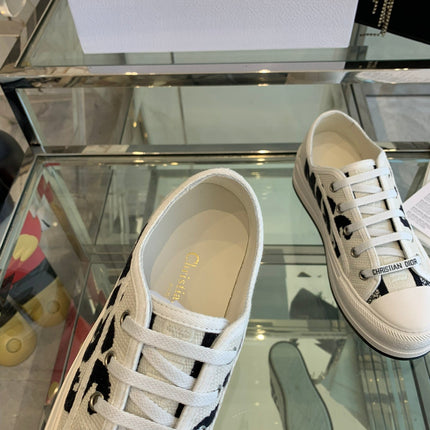 WALK'N PLATFORM SNEAKER IN WHITE AND BLACK EMBROIDERED COTTON