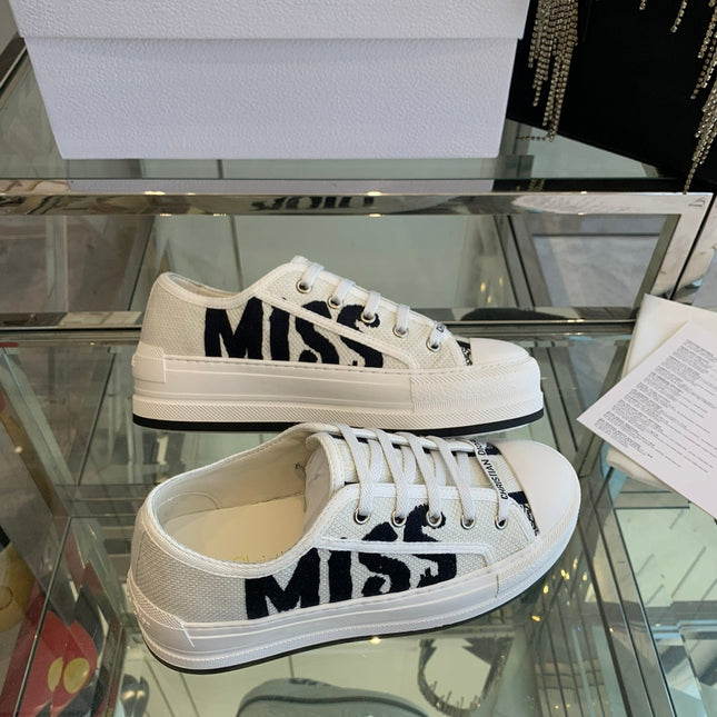 WALK'N PLATFORM SNEAKER IN WHITE AND BLACK EMBROIDERED COTTON