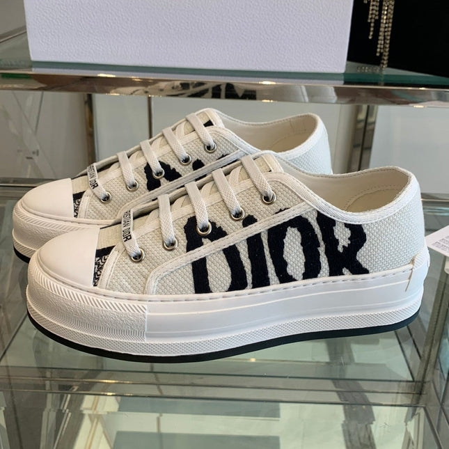 WALK'N PLATFORM SNEAKER IN WHITE AND BLACK EMBROIDERED COTTON