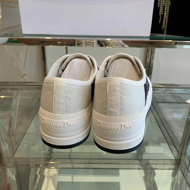 WALK'N PLATFORM SNEAKER IN WHITE AND BLACK EMBROIDERED COTTON