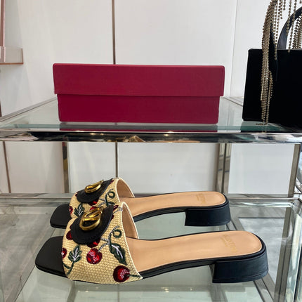 VLTN HIGH HEEL 25S 30 MM IN BEIGE FABRIC AND BLACK LAMBSKIN WITH EMBROIDERED CHERRY MOTIF