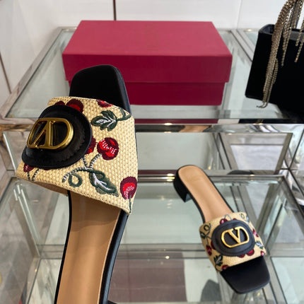 VLTN HIGH HEEL 25S 30 MM IN BEIGE FABRIC AND BLACK LAMBSKIN WITH EMBROIDERED CHERRY MOTIF