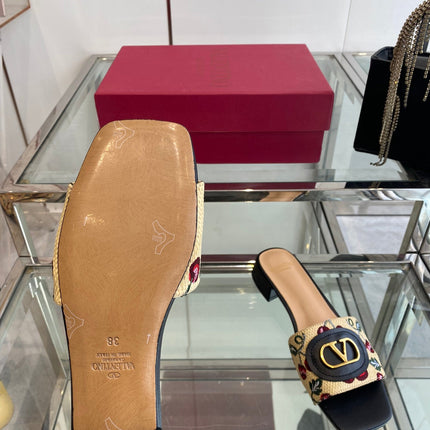 VLTN HIGH HEEL 25S 30 MM IN BEIGE FABRIC AND BLACK LAMBSKIN WITH EMBROIDERED CHERRY MOTIF