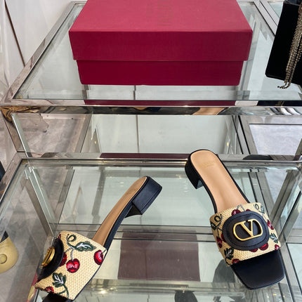 VLTN HIGH HEEL 25S 30 MM IN BEIGE FABRIC AND BLACK LAMBSKIN WITH EMBROIDERED CHERRY MOTIF