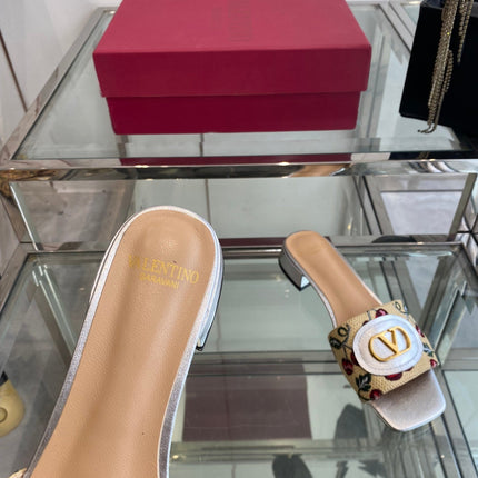 VLTN HIGH HEEL 25S 30 MM IN BEIGE FABRIC AND SILVER LAMBSKIN WITH EMBROIDERED CHERRY MOTIF