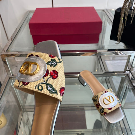 VLTN HIGH HEEL 25S 30 MM IN BEIGE FABRIC AND SILVER LAMBSKIN WITH EMBROIDERED CHERRY MOTIF