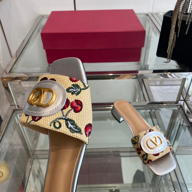 VLTN HIGH HEEL 25S 30 MM IN BEIGE FABRIC AND SILVER LAMBSKIN WITH EMBROIDERED CHERRY MOTIF