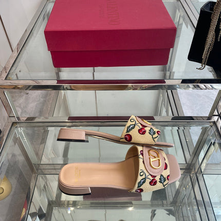VLTN HIGH HEEL 25S 30 MM IN BEIGE FABRIC AND MUTED PINK LAMBSKIN WITH EMBROIDERED CHERRY MOTIF