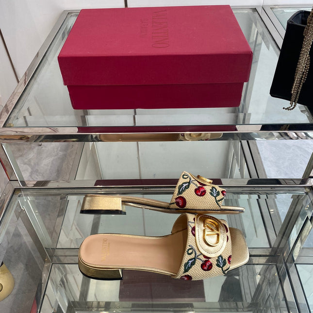 VLTN HIGH HEEL 25S 30 MM IN BEIGE FABRIC AND GOLD LAMBSKIN WITH EMBROIDERED CHERRY MOTIF