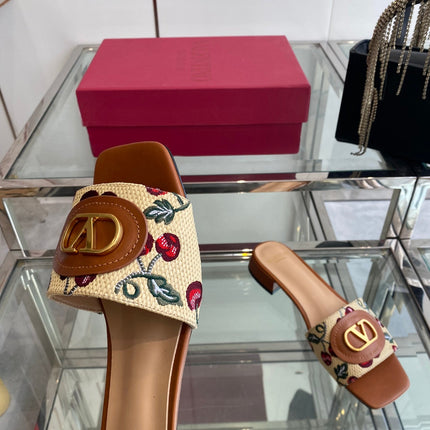 VLTN HIGH HEEL 25S 30 MM IN BEIGE FABRIC AND BROWN LAMBSKIN WITH EMBROIDERED CHERRY MOTIF