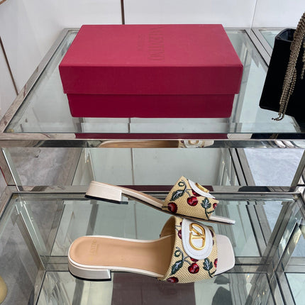 VLTN HIGH HEEL 25S 30 MM IN BEIGE FABRIC AND WHITE LAMBSKIN WITH EMBROIDERED CHERRY MOTIF