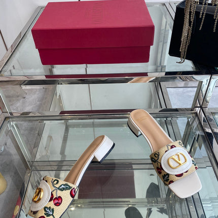 VLTN HIGH HEEL 25S 30 MM IN BEIGE FABRIC AND WHITE LAMBSKIN WITH EMBROIDERED CHERRY MOTIF