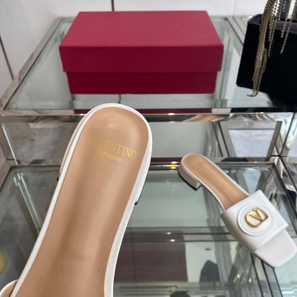 VLTN HIGH HEEL 25S 30 MM IN WHITE LAMBSKIN WITH GOLD HARDWARE