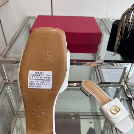 VLTN HIGH HEEL 25S 30 MM IN WHITE LAMBSKIN WITH GOLD HARDWARE