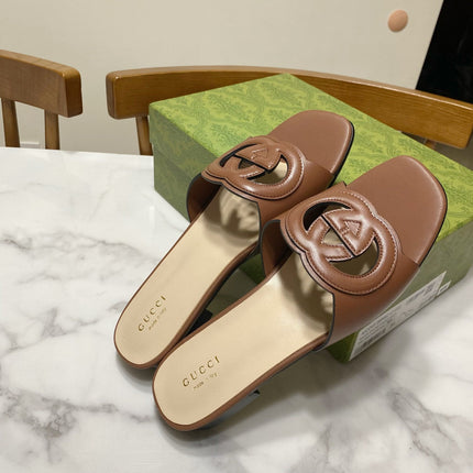 INTERLOCKING G SLIDE SANDAL IN BROWN BEIGE CALFSKIN