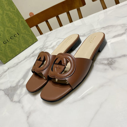 INTERLOCKING G SLIDE SANDAL IN BROWN BEIGE CALFSKIN