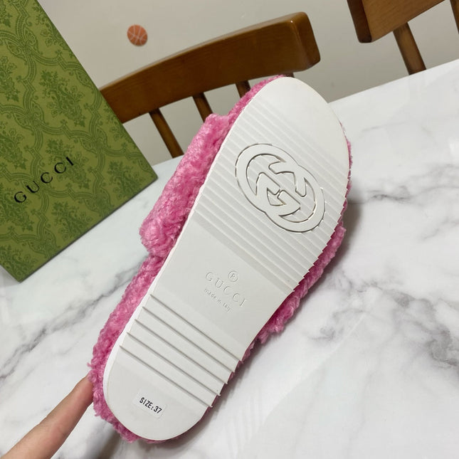 INTERLOCKING G SLIDE SANDAL IN PINK LAMB WOOL