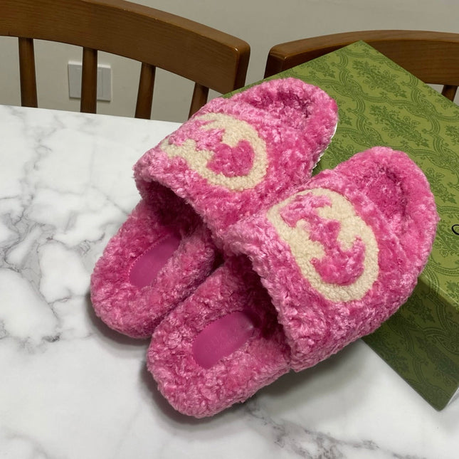 INTERLOCKING G SLIDE SANDAL IN PINK LAMB WOOL